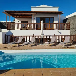 Luxury 4-bedroom With Heated Pool + Sea View Playa Blanca (Lanzarote)